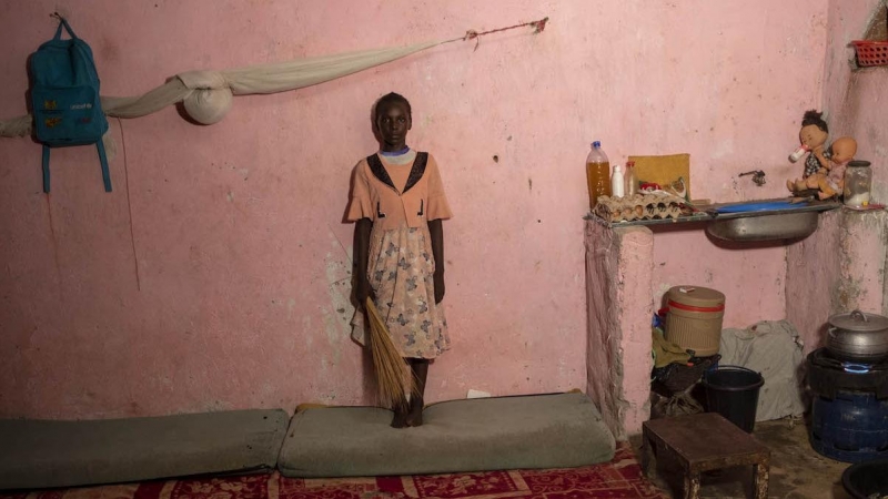 Desde muy temprana edad las mujeres cargan con la responsabilidad de la casa y en la cocina se entremezclan el juego y la realidad para las niñas, Chad, noviembre de 2019.