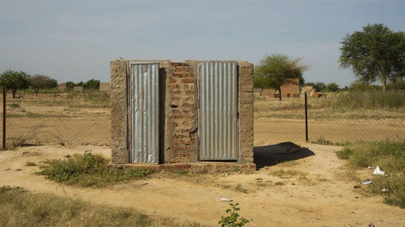 En la imagen unas letrinas, muestra de las precarias condiciones higiénicas del país, Chad, noviembre de 2019.
