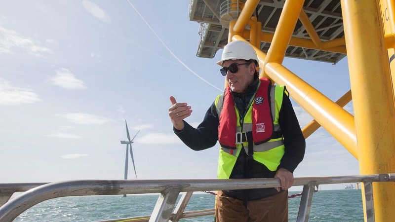El presidente de Iberdrola, Ignacio Sánchez Galán, en el parque eólico marino de West of Duddon Sands.