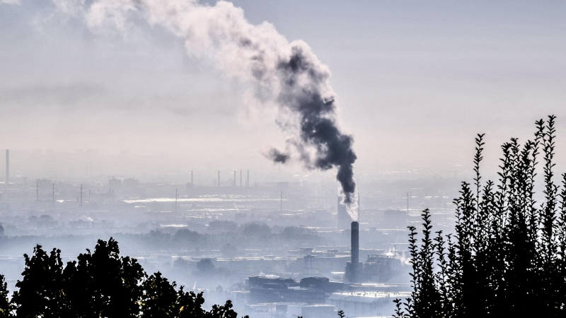 Vista general de una nube de contaminación sobre Lyon, al sureste de Francia, el 15 de octubre de 2021.