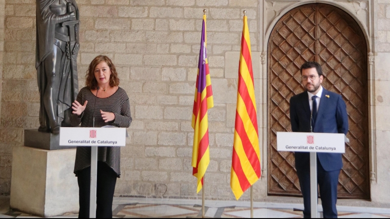 La presidenta de les Illes, Francina Armengol, i el de Catalunya, Pere Aragonès, després de la reunió que han mantingut aquest divendres al Palau de la Generalitat.