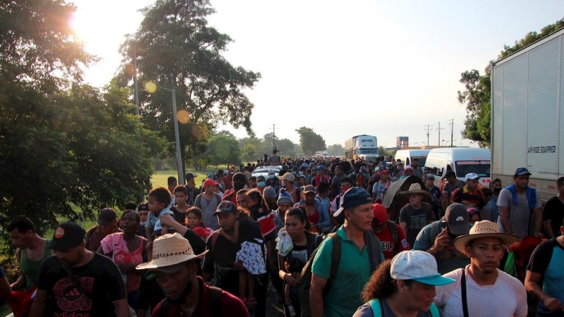 Migrantes caminan en caravana por el municipio de Huehuetán, en el estado de Chiapas (México).