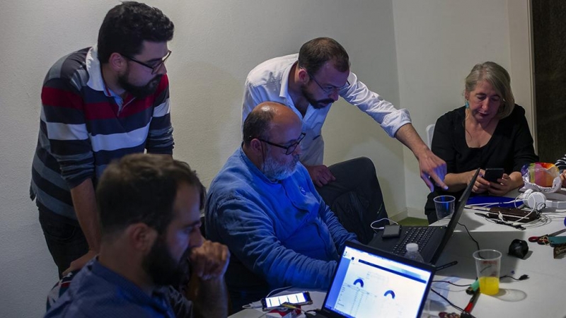 Manuel Barreiro, en el centro de la imagen, sentado con el equipo de campaña de las autonómicas de 2016