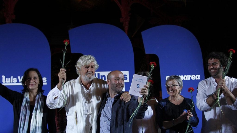 Xosé Manuel Beiras abraza a Luís Villares en el mitin de cierre de las autonómicas de 2016.