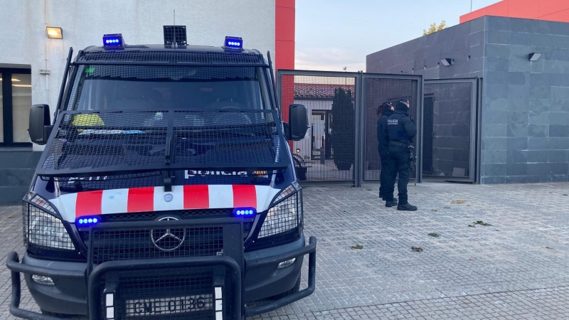 Pla general de la porta de la comissaria de la Policia Local de Llinars del Vallès.