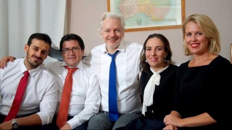Julian Assange, junto a su equipo de abogados: Aitor Martínez, Carlos Poveda, Stella  Morris y Jennifer Robinson