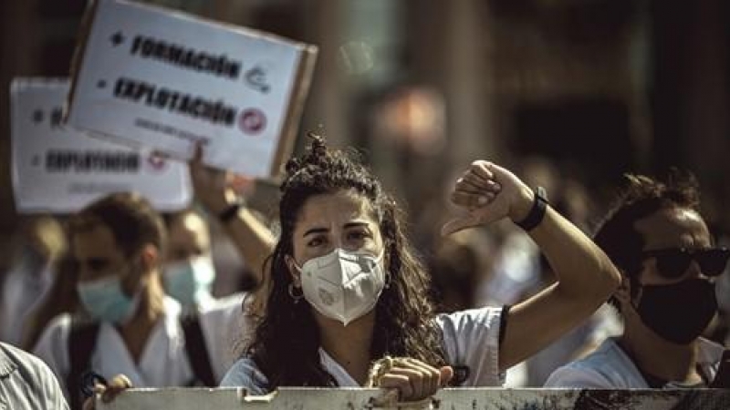Un joven médico residente participa en una manifestación en Barcelona.