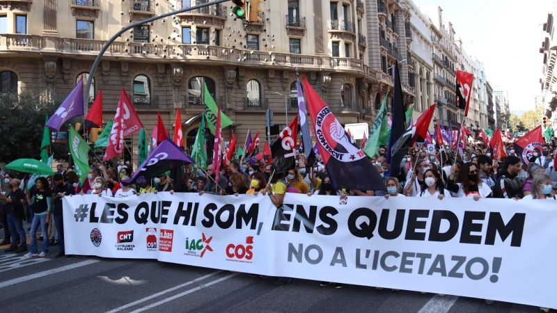 Imatge de la capçalera de la manifestació d'aquest dijous al centre de Barcelona per reclamar la regularització dels interins sense la necessitat d'oposicions.