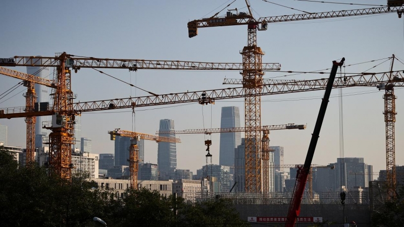 Grúas de edificios en construcción en el distrito financiero de Pekín. REUTERS/Thomas Peter