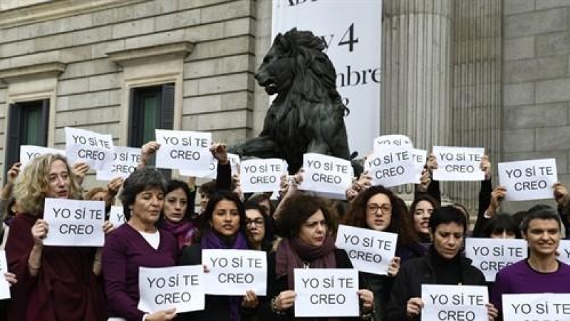 Diputadas de Unidos Podemos se concentran a las puertas del Congreso con carteles donde hay escrita la frase 'Yo sí te creo' (en referencia a la sentencia de 'la Manada') con motivo del día contra la violencia de género, el 22 de noviembre de 2018.
