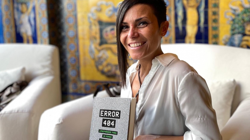 Esther Paniagua con su ensayo 'Error 404' durante la entrevista en Madrid.