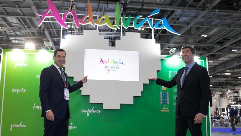 El presidente de Andalucía, Juanma Moreno (i), y el vicepresidente y consejero de Turismo, Juan Marín (d), visitan el stand de Andalucía durante la primera jornada de la WTM que se celebra en Londres, este lunes 1 de noviembre de 2021.