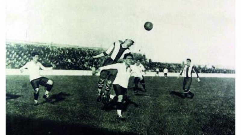 Imagen de un partido entre el Deportivo y el Colo-Colo chileno en 1937.