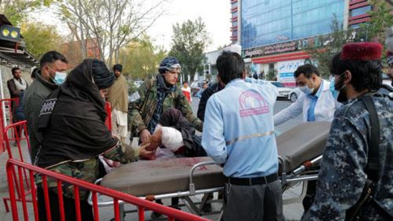 Un combatiente talibán, herido durante una explosión, en la entrada de un hospital en Kabul, Afganistán, el 2 de noviembre de 2021.
