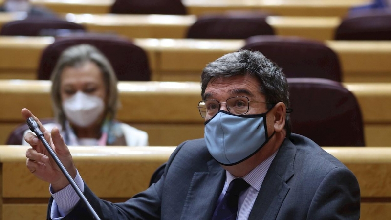 El ministro de Inclusión, Seguridad Social y Migraciones, José Luis Escrivá, interviene durante la sesión de control al Gobierno en el pleno del Senado. EFE/ Kiko Huesca