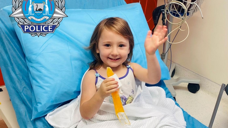 Cleo Smith, la niña de cuatro años desaparecida durante 18 días, come un helado en un hospital.