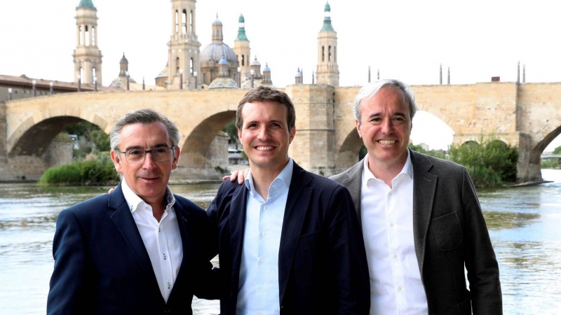 El alcalde de Zaragoza y único candidato a presidir el PP aragonés, Jorge Azcón, a la derecha, con Pablo Casado y con su antecesor, Luisma Beamonte