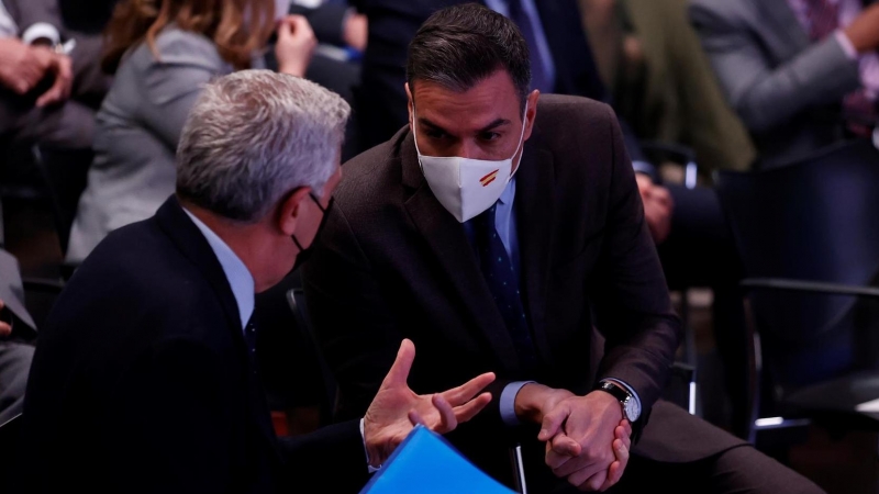 08/11/2021. El presidente del Gobierno, Pedro Sánchez conversa con el Alto Comisionado de las Naciones Unidas para los Refugiados, Filippo Grandi