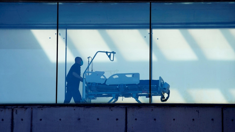 Imagen de archivo del personal sanitario llevando una camilla en un hospital. EFE