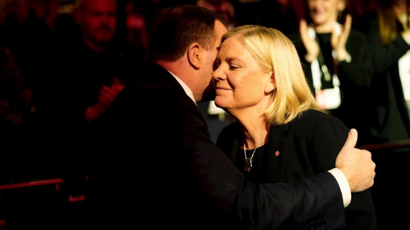 Stefan Löfven felicita a Magdalena Andersson tras ganar la presidencia del Partido Socialdemócrata de Suecia.