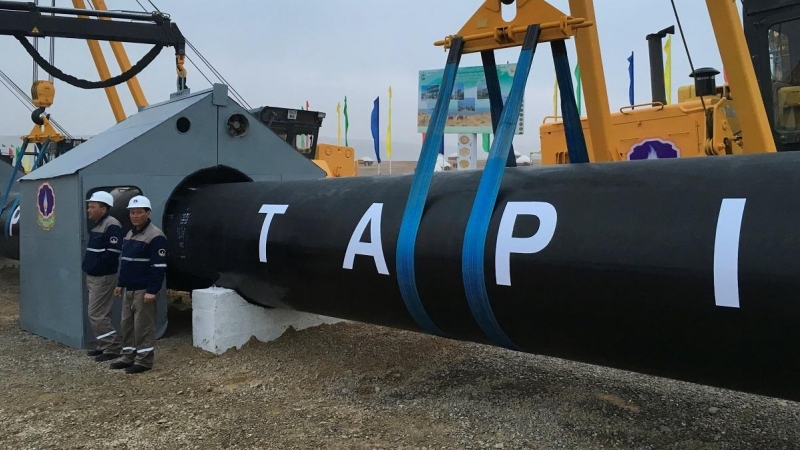 Varios operarios trabajan junto al gaseoducto TAPI en Turkmenistan.