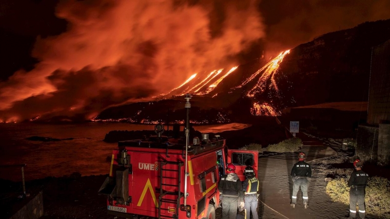 Personal de la UME observa la colada de lava el pasado miércoles del volcán Cumbre Vieja en La Palma.