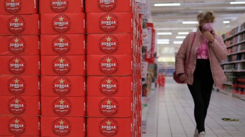 Cajas de botes de la cerveza Estrella Damm en un supermercado de la localidad gallega de Ferrol. REUTERS/Nacho Doce