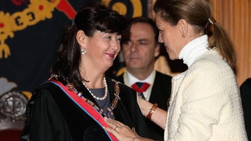María Dolores de Cospedal entrega a su amiga Concepción Espejel la Gran Cruz de San Raimundo de Peñafort en 2014.