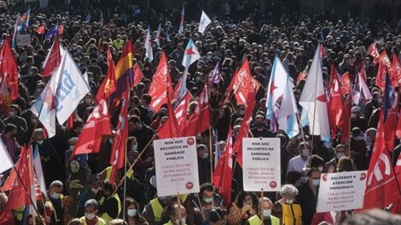 Decenas de personas durante una manifestación convocada para demandar 'más recursos' para Atención Primaria, en la Plaza da Quintana de Santiago de Compostela