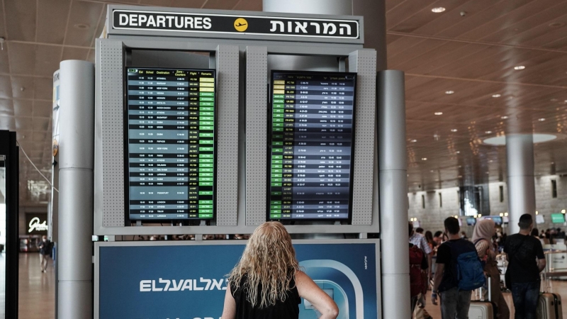 Un viajero verifica la información de salida en una pantalla en el Aeropuerto Internacional Ben Gurion de Tel Aviv.