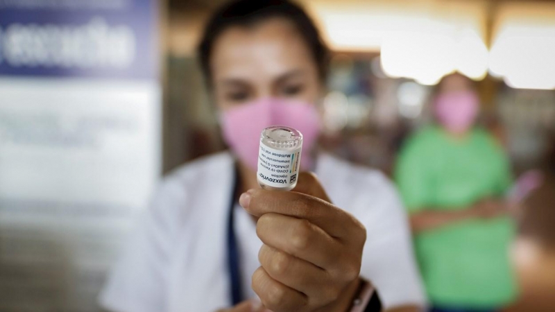 Una integrante del personal de salud prepara una dosis de vacuna contra la covid-19.