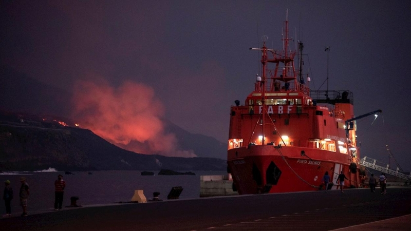 11/11/2021 Vista del Volcán Cumbre Vieja desde el puerto de Tazcorte, en La Palma, en una jornada en la que La Armada contribuyó a prestar el servicio de transportes de agricultores