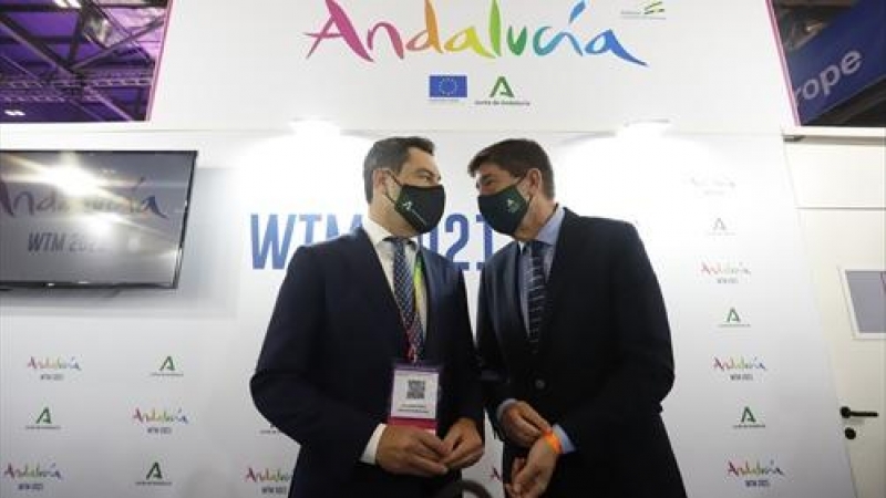 El presidente de la Junta de Andalucía, Juanma Moreno (i), y el vicepresidente, Juan Marín (d) ofrecen una rueda de prensa antes de visitar la World Travel Market (WTM). En el pabellón de Andalucía, en el recinto ExCel. A 01 de noviembre 2021, en Londres.