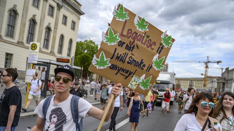 Imagen agosto de 2019 de la  Hanfparade en Berlín, una marcha tradicional a favor de la legalización del cannabis en Alemania. John MACDOUGALL / AFP