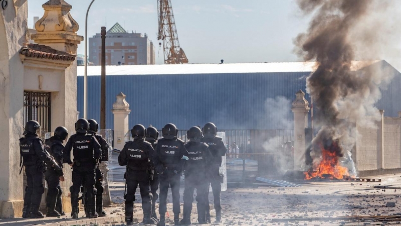 Un grupo de Policías antidisturbios ante los trabajadores del sector del metal que se manifiestan ante la factoría de Navantia de Cádiz.