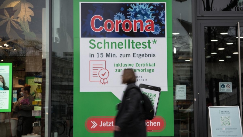 Un transeúnte camina frente a un establecimiento berlinés donde se realizan certificados covid, el 17 de noviembre de 2021.