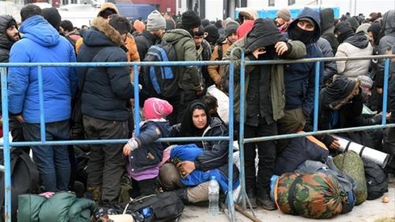 Refugiados en un campamento de migrantes en el paso fronterizo de Bruzgi-Kuznica Bialostocka, cerca de la frontera bielorrusa-polaca, a 18 de noviembre de 2021, en Grodno, (Bielorrusia).
