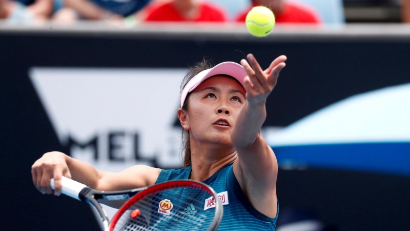 La tenista Peng Shuai sacando durante un partido del Open australiano.