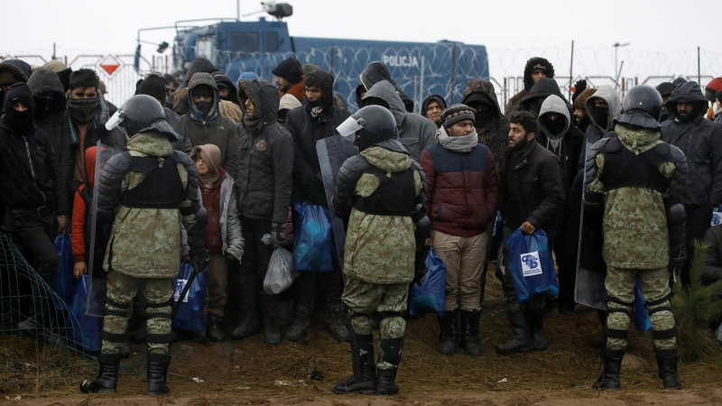 18/11/2021Las autoridades bielorrusas custodian a los migrantes en un campamento en la región fronteriza de Grodno