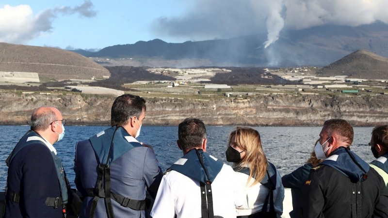 El presidente del Gobierno, Pedro Sánchez, visita este viernes 19 de noviembre de 2021 la zona costera afectada por las coladas del volcán de Cumbre Vieja, en la isla de La Palma.