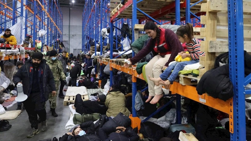 Refugiados y migrantes alojados en una nave cerca de Bruzgi (Bielorrusia), fronteriza con Polonia.