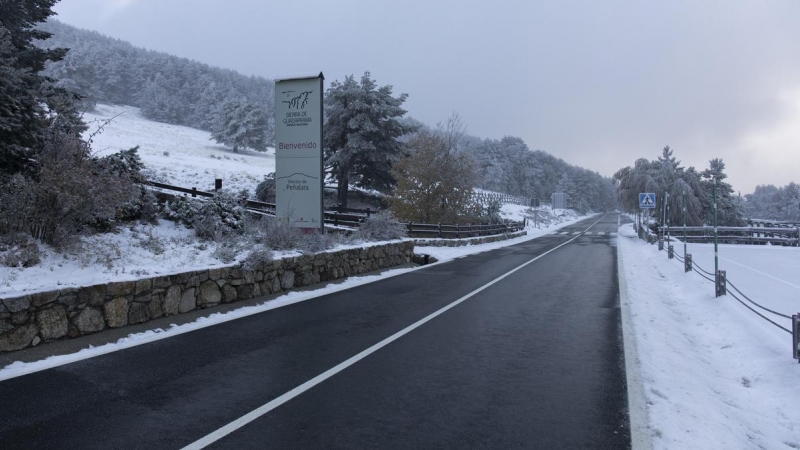 Foto de archivo. Una de las carreteras del Puerto de Cotos nevada, en la sierra de Guadarrama (Madrid).