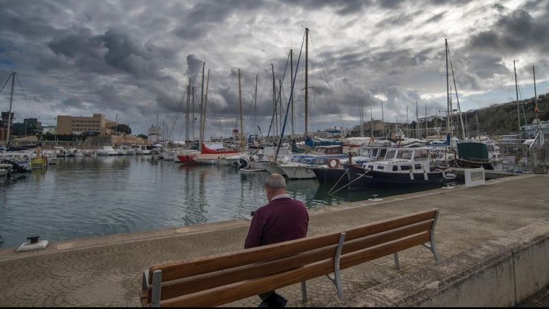 Cielos muy cargados de tormenta este domnigo en el puerto de Mahón, Menorca, el día previo a la entrada de una Dana.