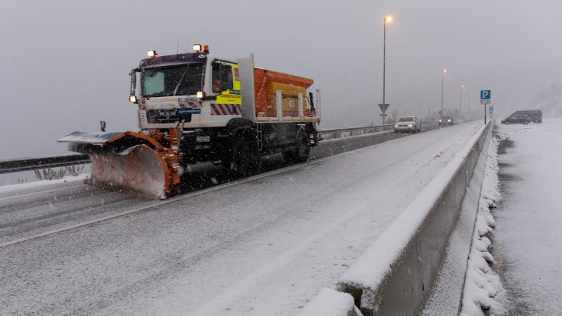Una máquina quitanieves quita la nieve de las carreteras del Puerto de Navacerrada, a 22 de noviembre de 2021, en Madrid, (España). Los puertos de Navacerrada (M-601) y Cotos (M-604) están en nivel amarillo a causa de la nieve.