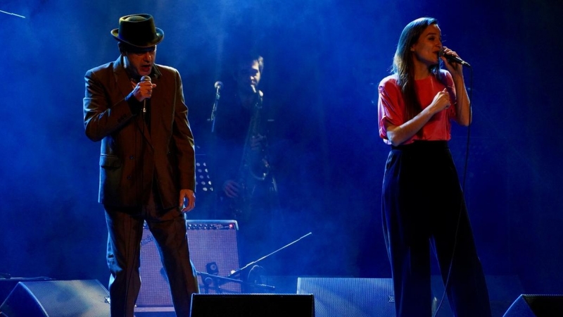 Santiago Auserón canta amb Judit Neddermann.