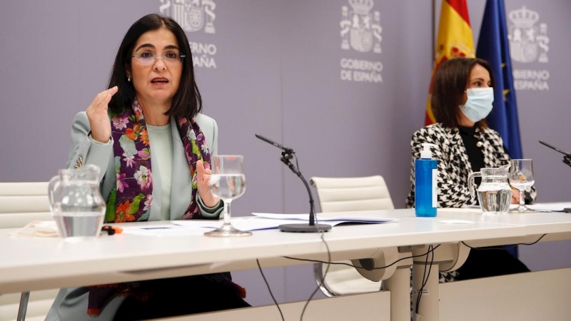 La ministra de Sanidad, Carolina Darias (i), y la secretaria de Estado de Sanidad, Silvia Calzón, ofrecen una rueda de prensa en que han anunciado la aprobación del nuevo semáforo sobre la transmisión del covid y la ocupación hospitalaria, que contempla l