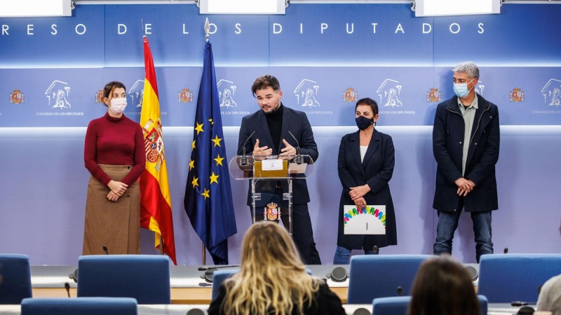 El portavoz parlamentario de ERC, Gabriel Rufián, en rueda de prensa conjunta mientras tiene lugar una sesión plenaria en el Congreso de los Diputados, a 23 de noviembre de 2021, en Madrid, (España). El proyecto de Presupuestos Generales del Estado de 202