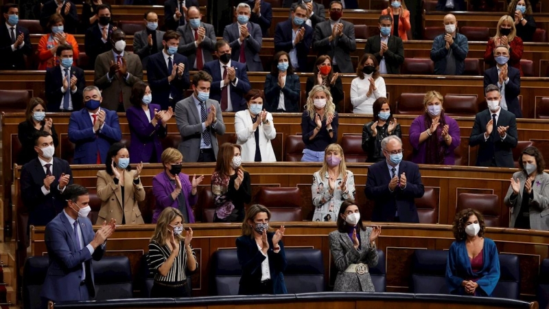 25/11/2021.- El presidente del Gobierno, Pedro Sánchez (i) aplaude junto al resto de la bancada del Gobierno durante el pleno celebrado este jueves en el Congreso. El Congreso de los Diputados ha aprobado este jueves el proyecto de Ley de Presupuestos Gen