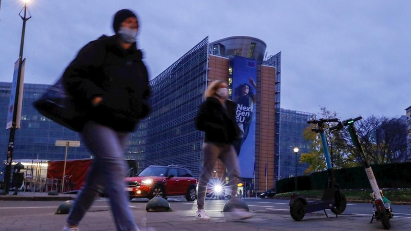 23/11/2021 Personas con máscaras faciales caminan por el distrito europeo por la mañana cuando llega una cuarta ola de Covid