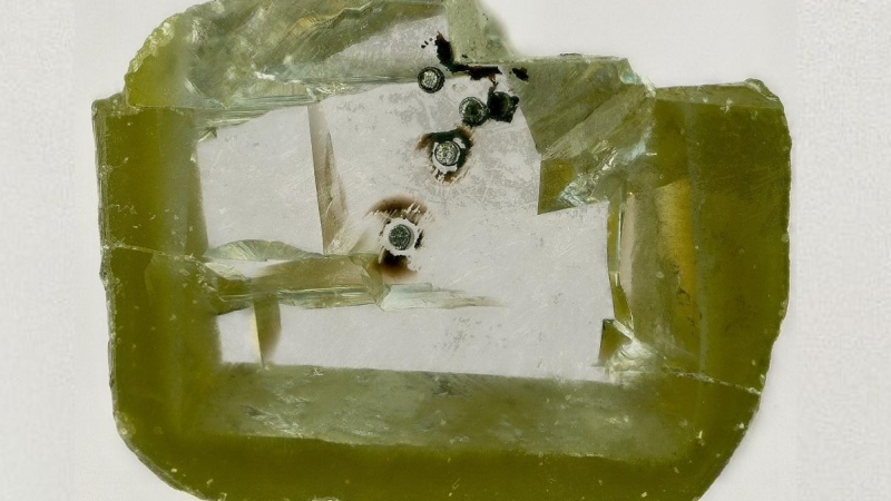 Diamante con pequeñas inclusiones del nuevo mineral davemaoita.